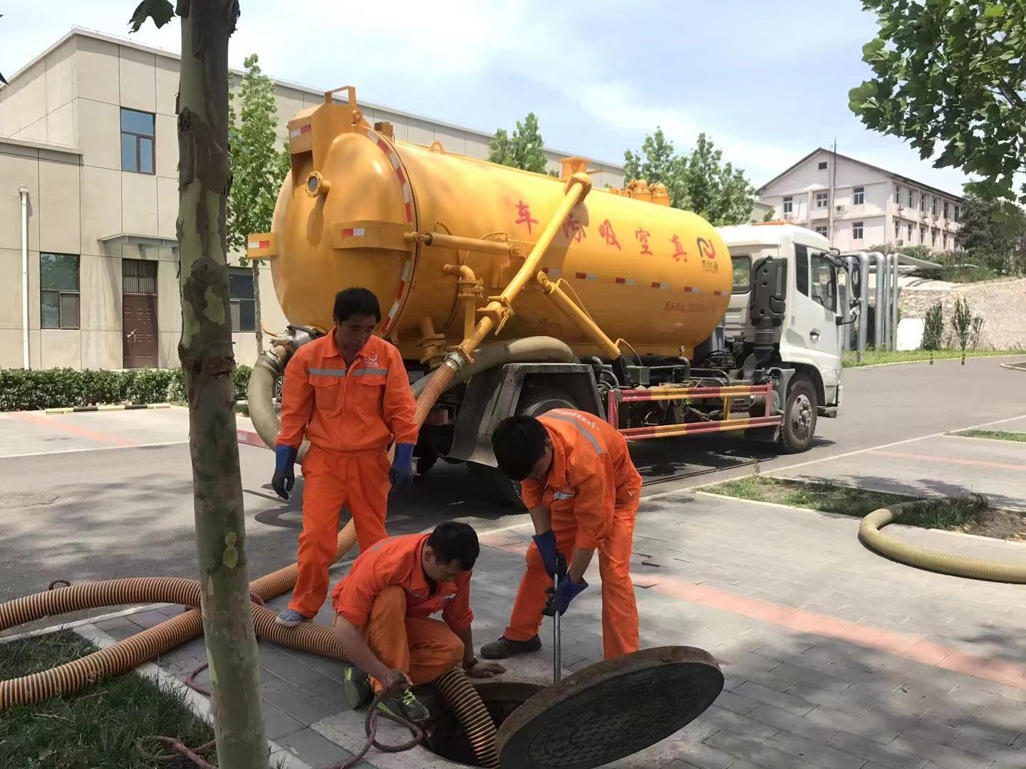 南丰管道疏通车停在窨井附近