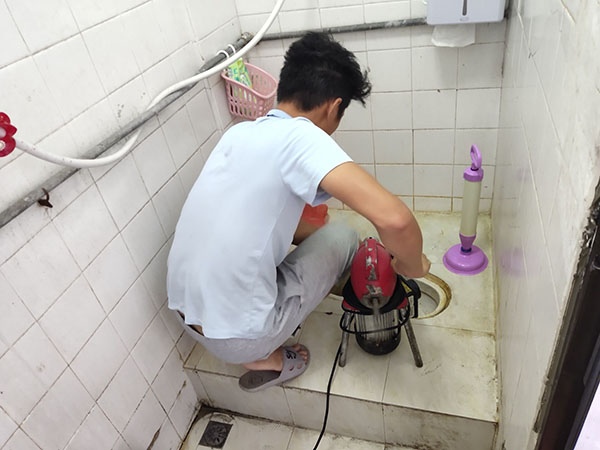 南丰管道堵塞冒臭气 专业师傅现场解决问题